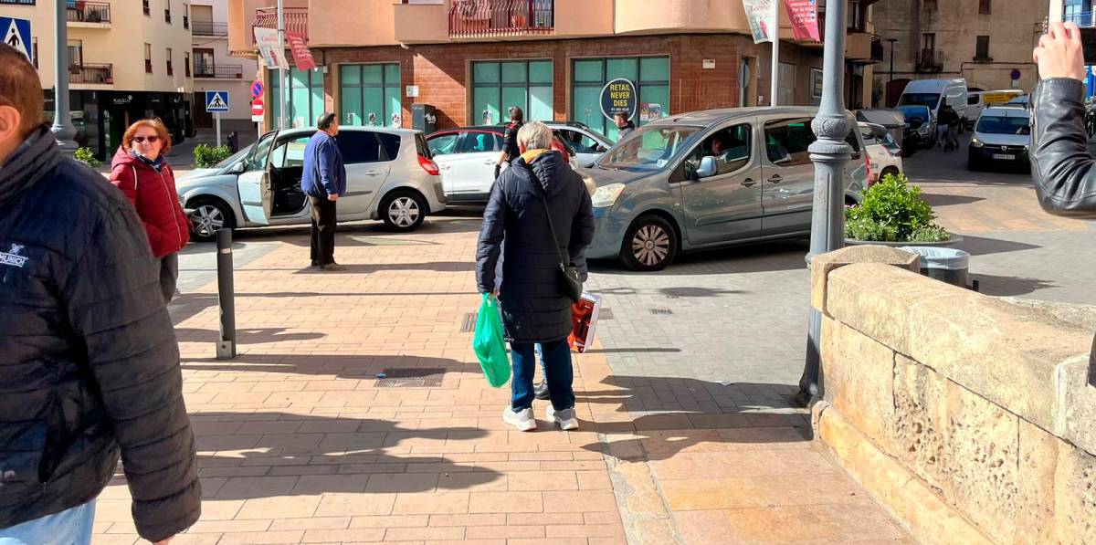 Roban un bolso y terminan empotrando el coche en una maceta de hierro en El Vendrell