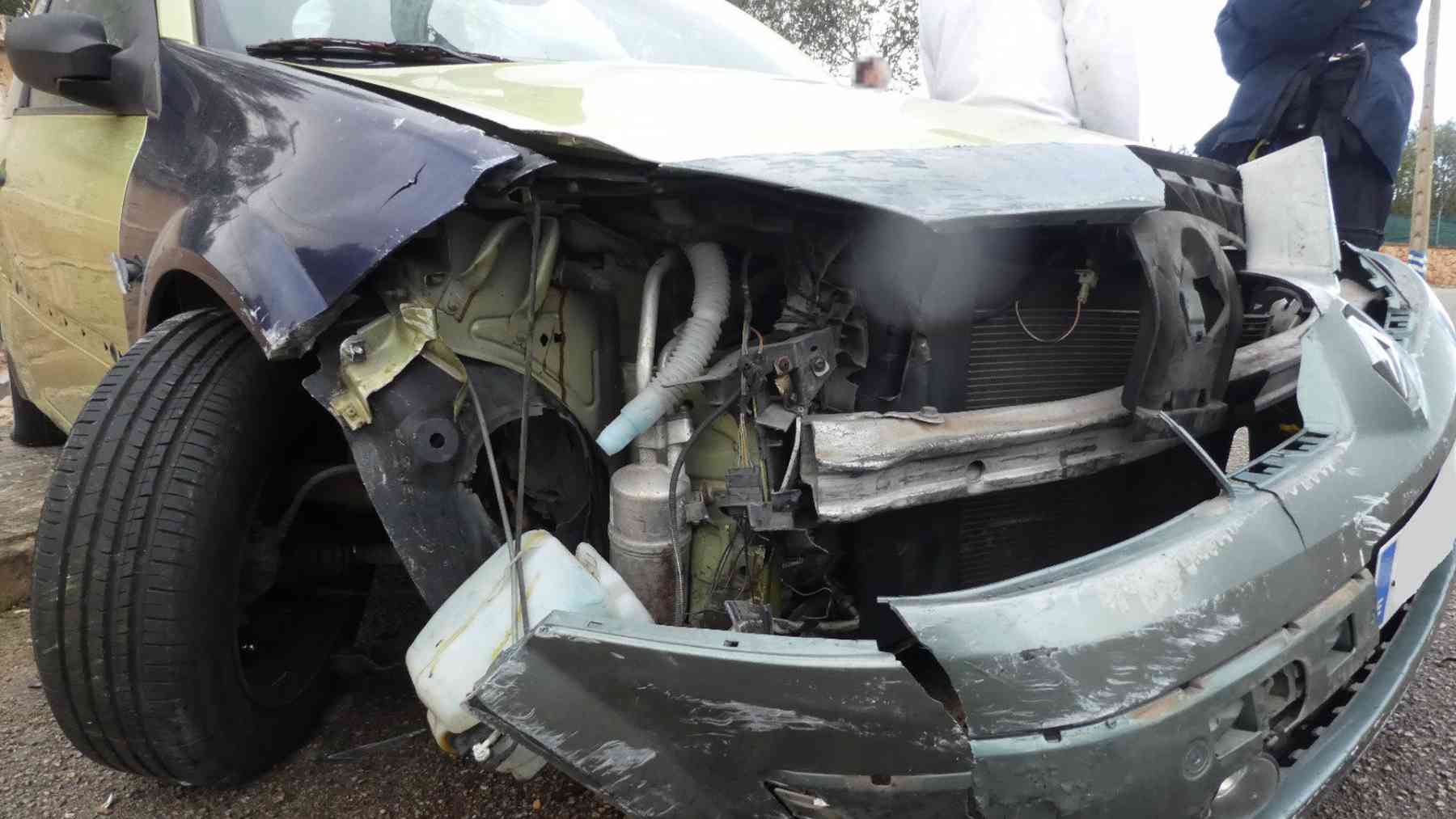 Un joven roba el coche a un amigo y lo estrella contra un muro conduciendo sin carné en Palma