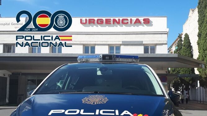 Imagen de archivo de un vehículo de la Policía Nacional frente a las urgencias del Hospital Virgen de las Nieves