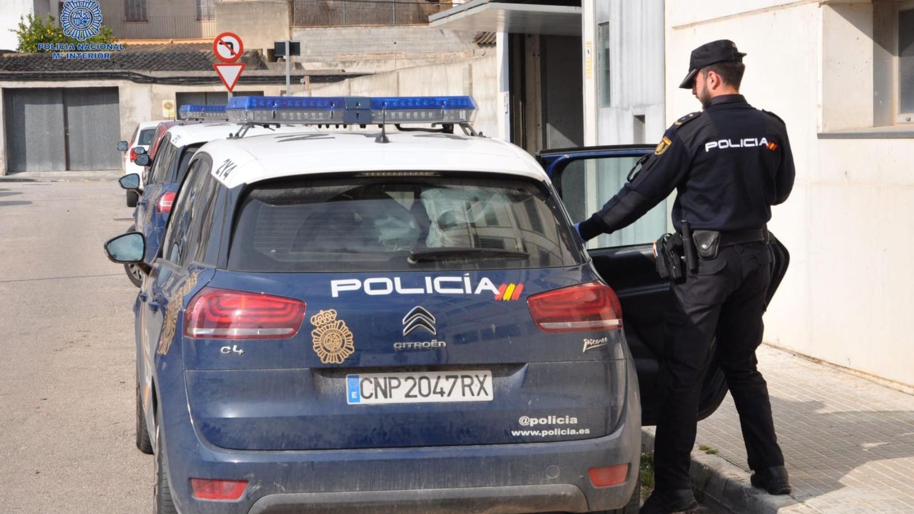 Detenidos en Manacor unos padres por dejar solo en casa a su hijo, hallado descalzo y andando solo en la calle