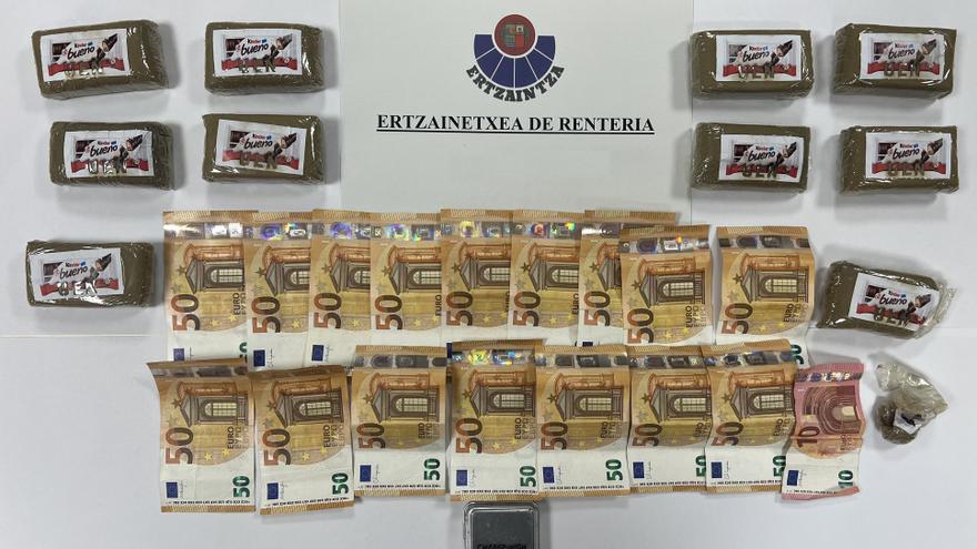 Incautan en Lezo un kilo de hachís en tabletas con la imagen de Kinder Bueno pegada