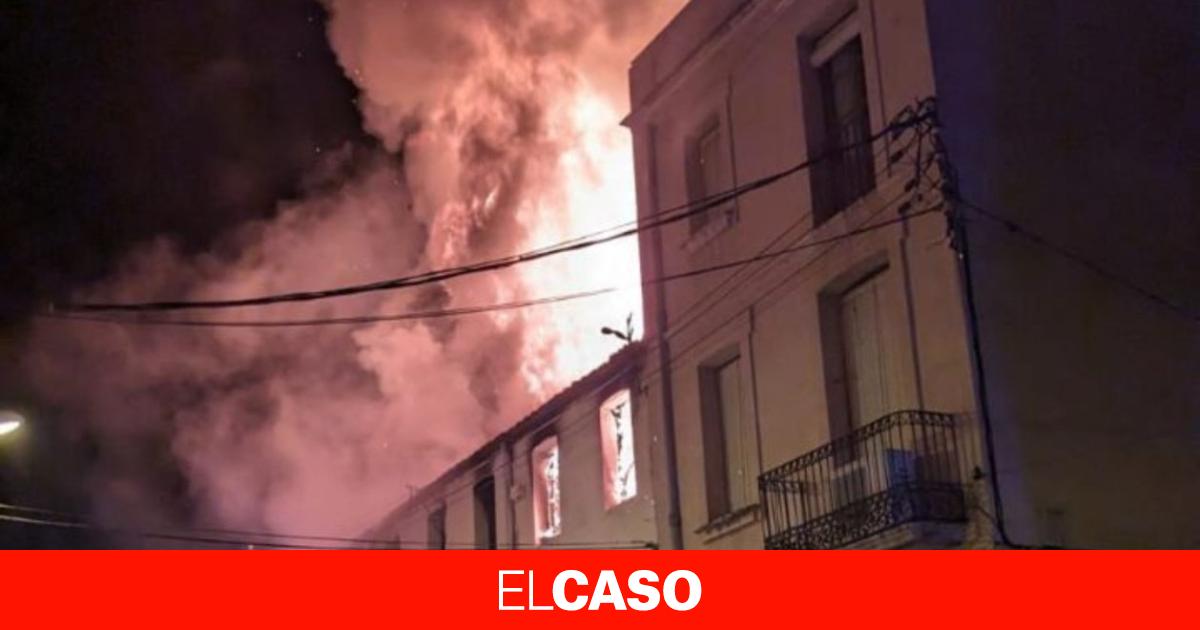 Espectacular incendio en una nave ocupada en Canet de Mar: las llamas han devorado parte del edificio