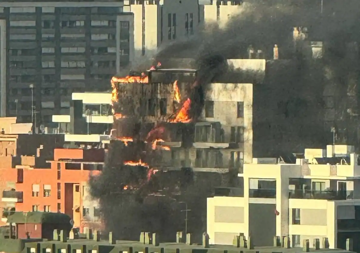 El fuego arrasa un edificio de 14 plantas en el barrio de Campanar de Valencia