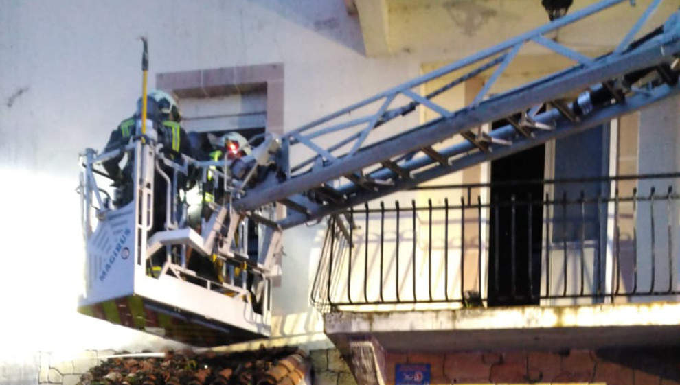 Un incendio calcina un local hostelero en Colindres