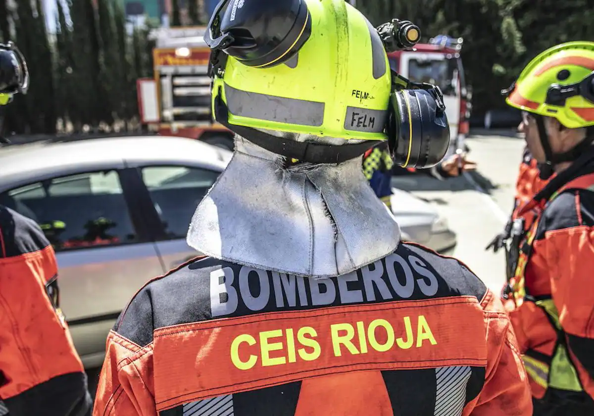 El incendio de un vehículo calcina parte de las viñas emparradas de una finca en San Asensio