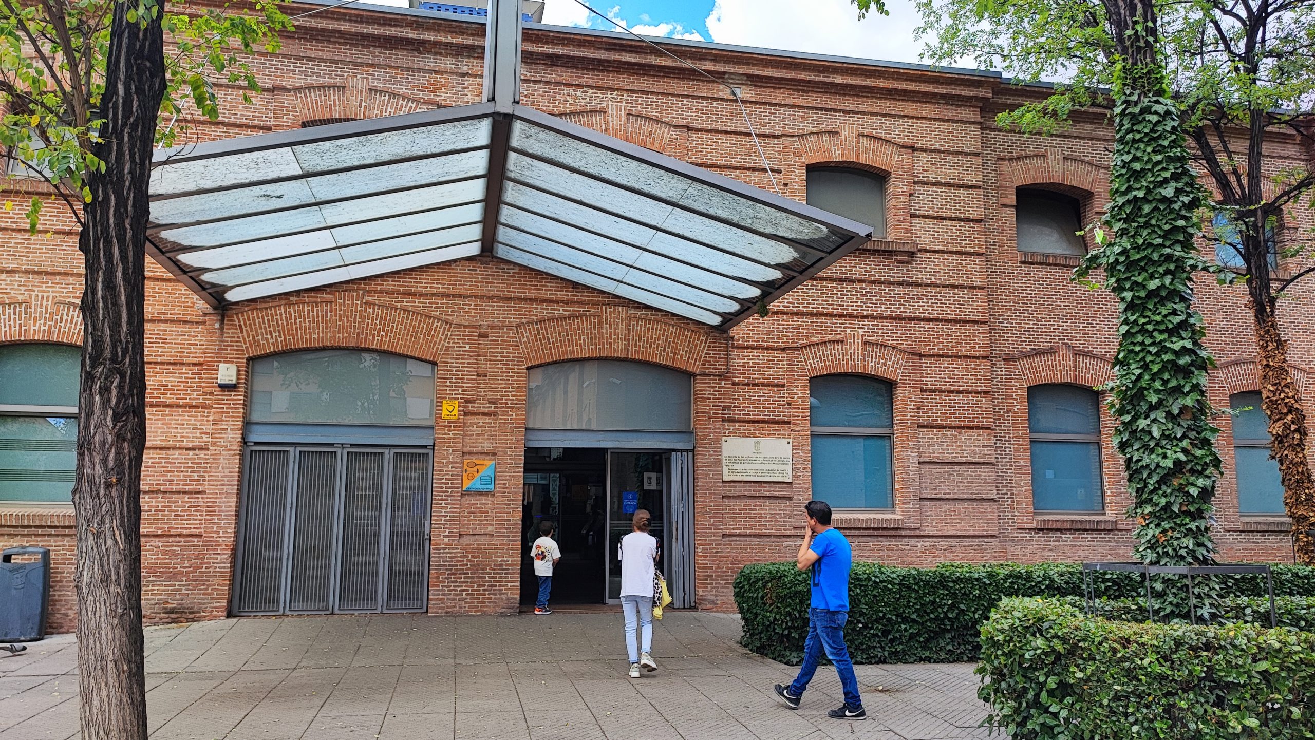 MADRID/ Una nube tóxica deja diez intoxicados en la piscina de Daoiz y Velarde