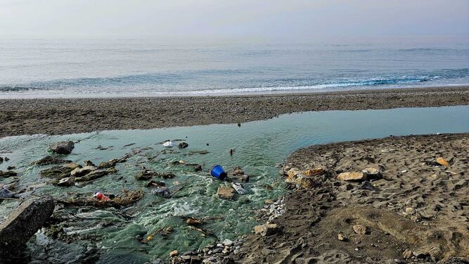 Ecologistas en Acción denuncia insuficientes medidas de las administraciones con el vertido de Salobreña