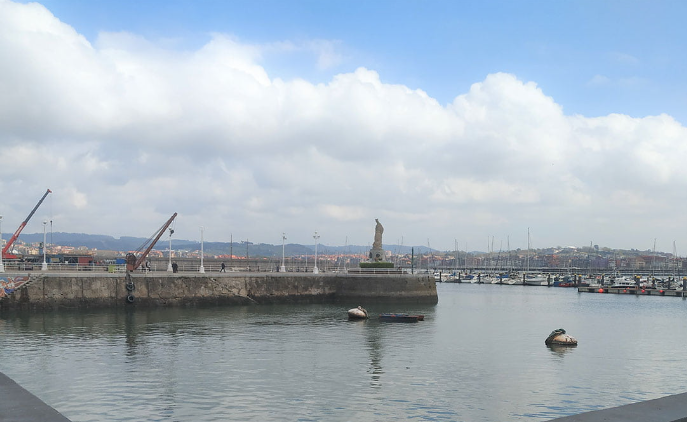 Recuperan el cadáver de un hombre que se precipitó al agua en el puerto de Santurtzi
