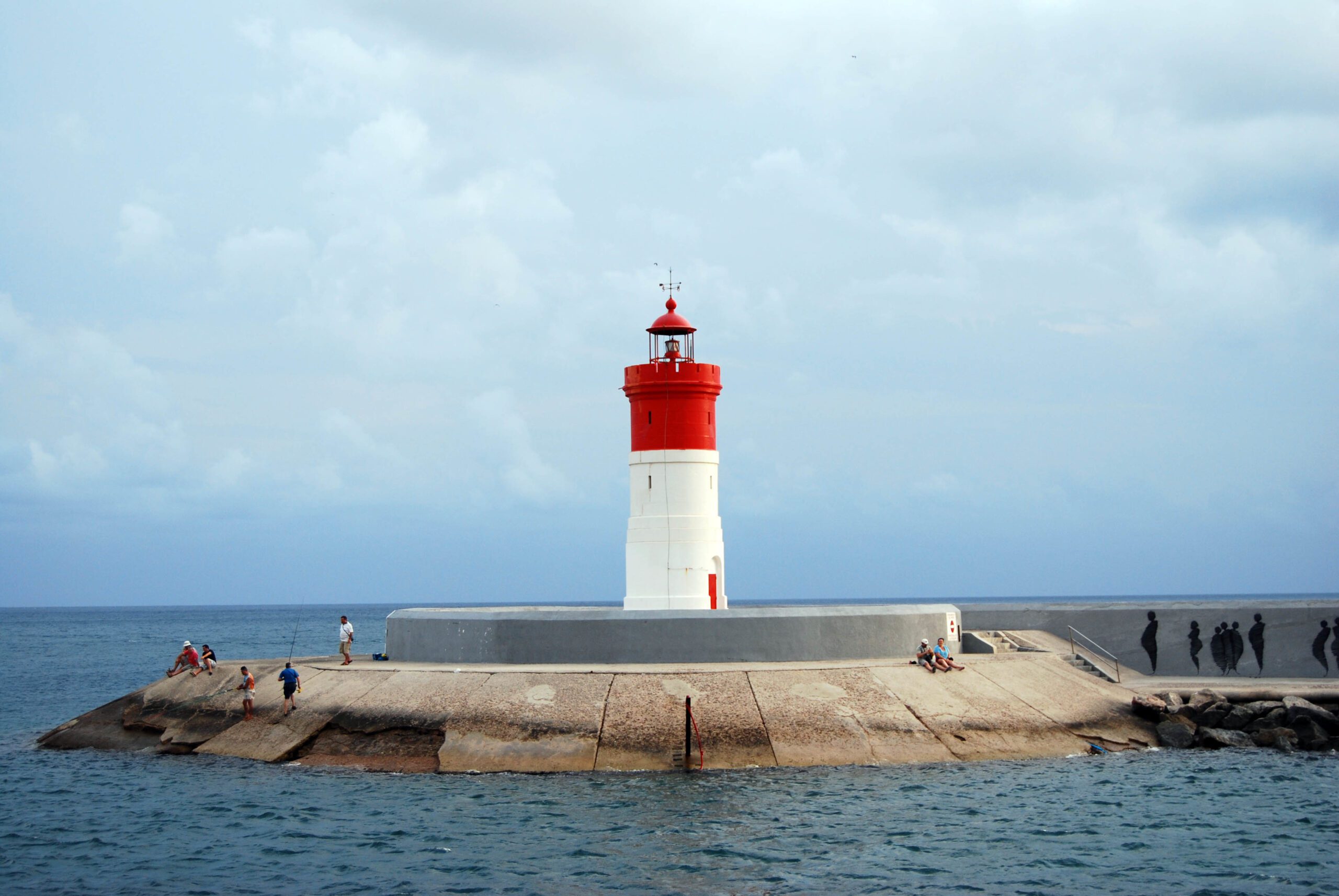 Encuentran un cuerpo en el mar cerca del Faro de Navidad de Cartagena