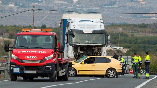 Excarcelan a dos personas tras el choque entre un turismo y un camión en Salobreña