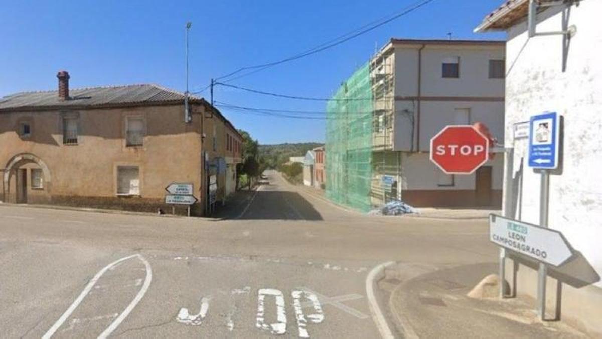 El cruce entre la avenida Ordás de Rioseco de Tapia y la carretera LE-420, donde fue la colisión.