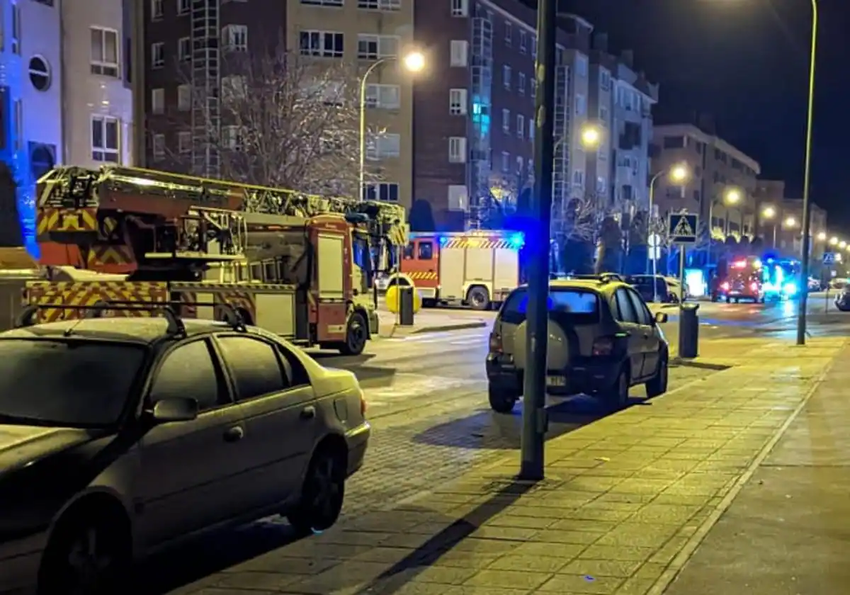 Varios vehículos calcinados en el incendio de un garaje en la calle María Moliner
