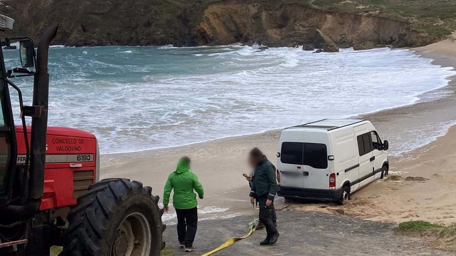 Un navarro mete su furgoneta en el mar en una playa de Galicia ante la mirada de los vecinos