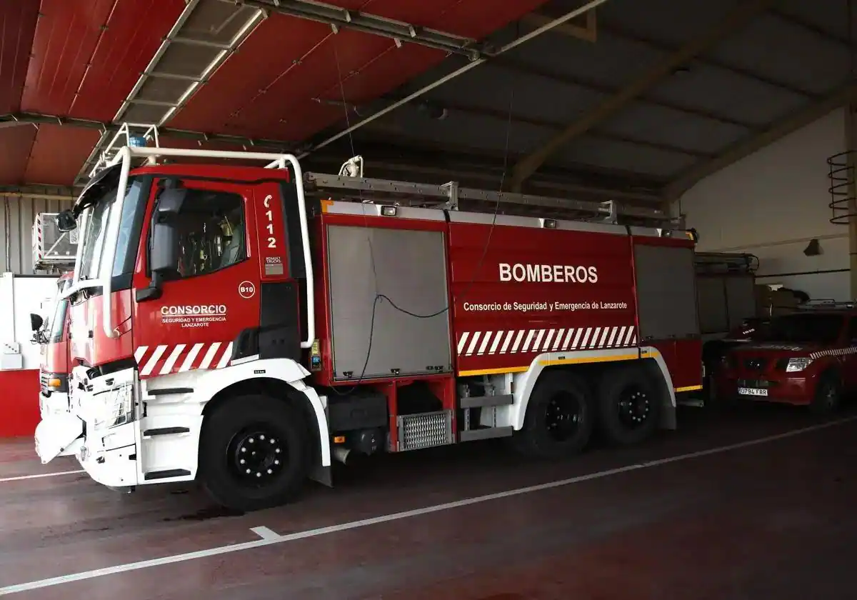 Grave un hombre por inhalar humo tras el incendio de su vivienda en Arrecife