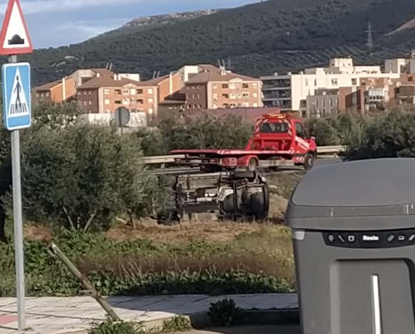 Hombre resulta herido tras volcar su vehículo cerca de un tanatorio en Puertollano