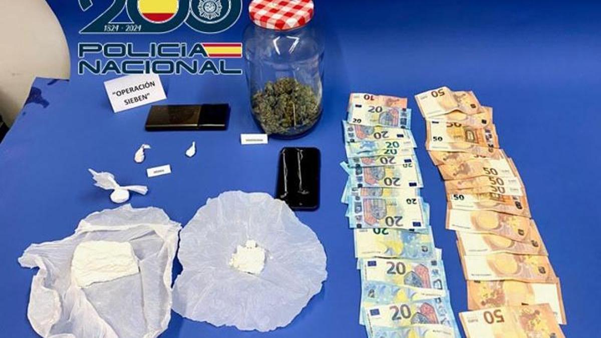 Drogas y otros objetos incautados en la detención de un traficante de Ponferrada.