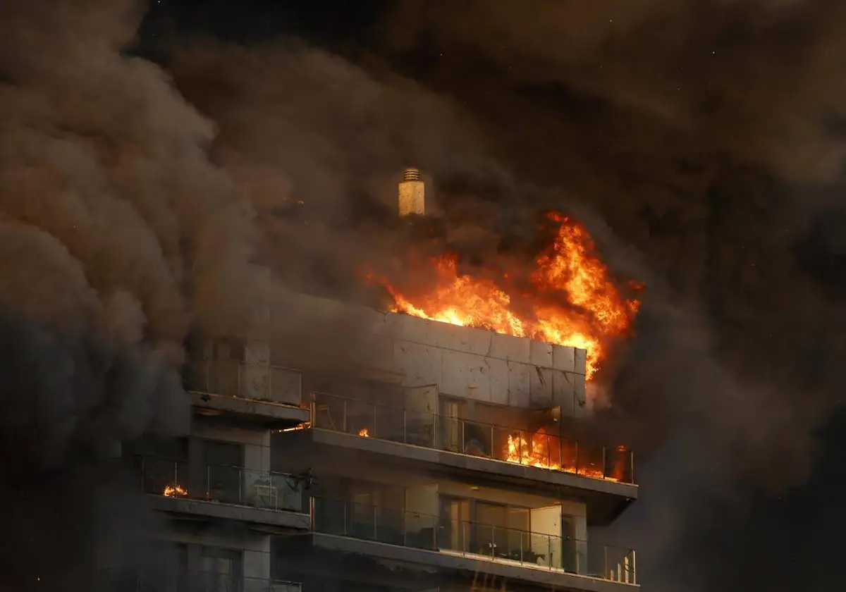 Los bomberos ya barajan víctimas mortales en el incendio de Campanar