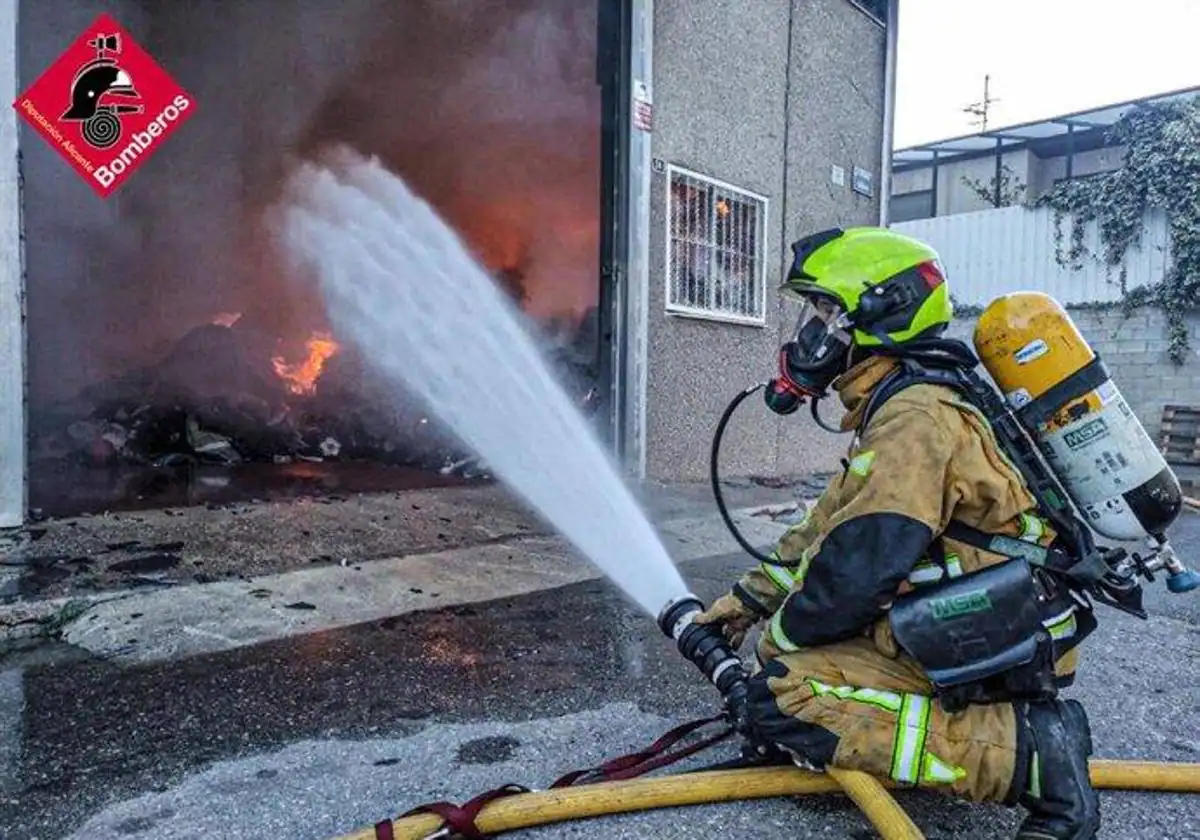 Incendio en nave textil de Cocentaina, Alicante: bomberos logran controlarlo y evitan propagación a naves vecinas