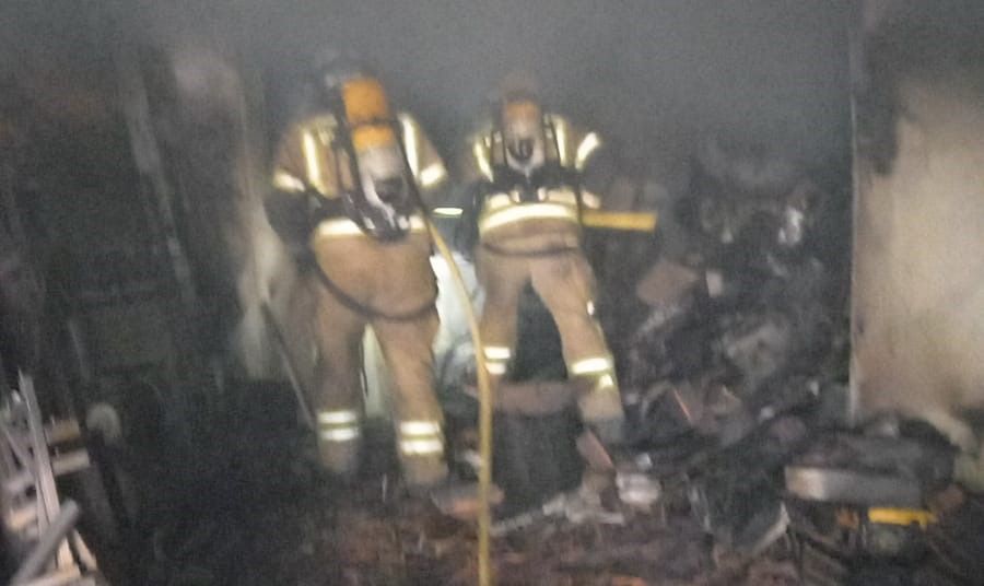 Bomberos en el incendio de una vivienda. Archivo