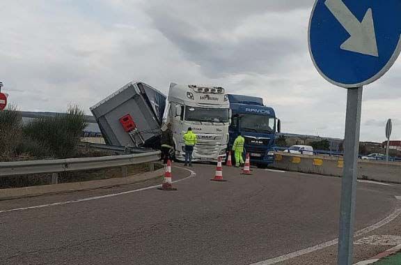 Incidente en la ‘rotonda de Cobadú’: un camión de grandes dimensiones genera complicaciones en el tráfico