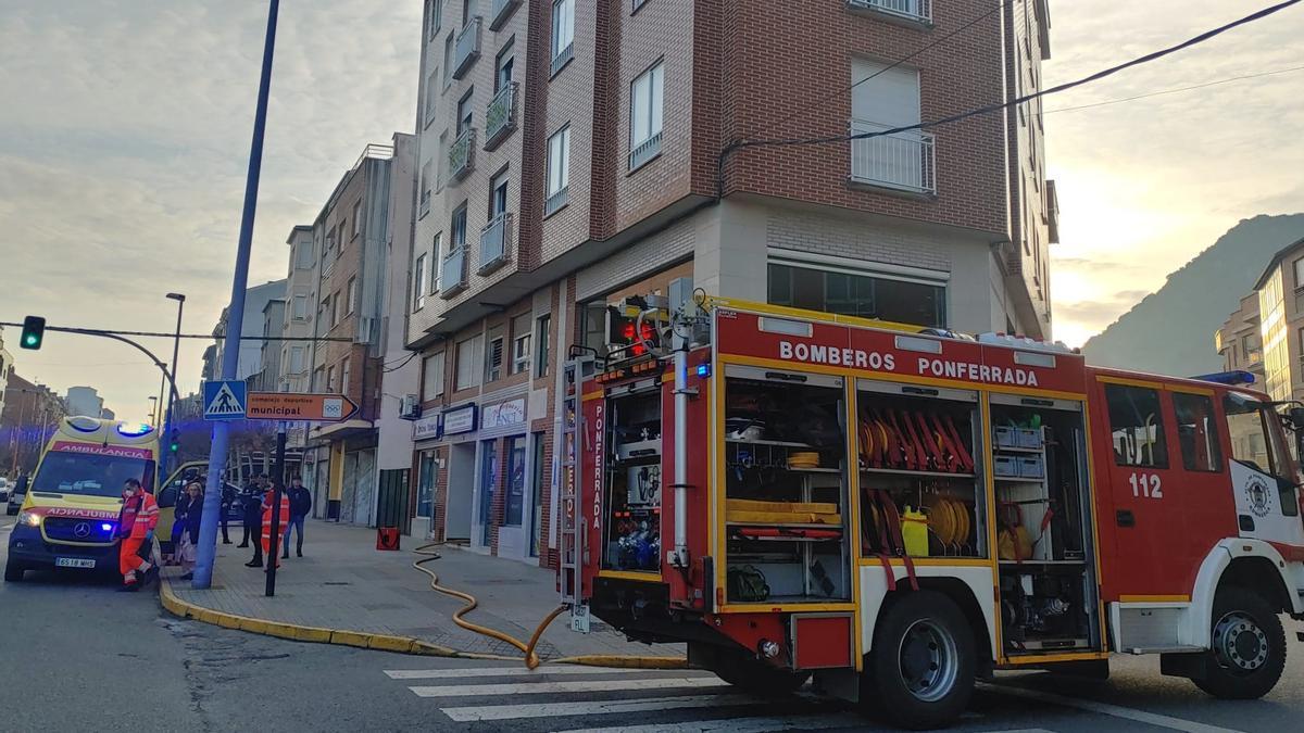 Los Bomberos y sanitarios en el incendio en Ponferrada.