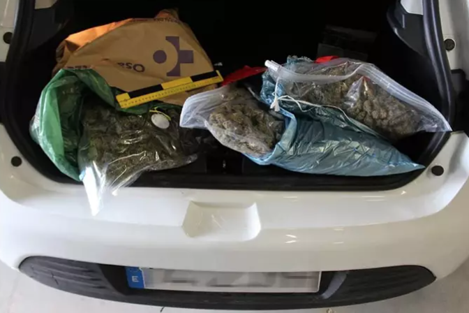 La Guardia Civil decomisa tres kilogramos de marihuana en un control de rutina en Zarautz