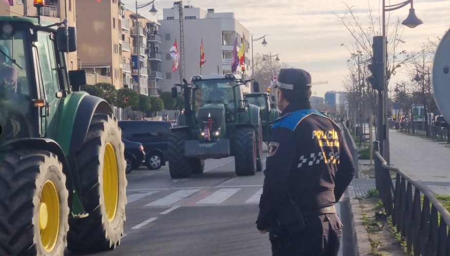 La policía vigila de cerca la tractorada que amenaza con cortar cinco entradas a Madrid