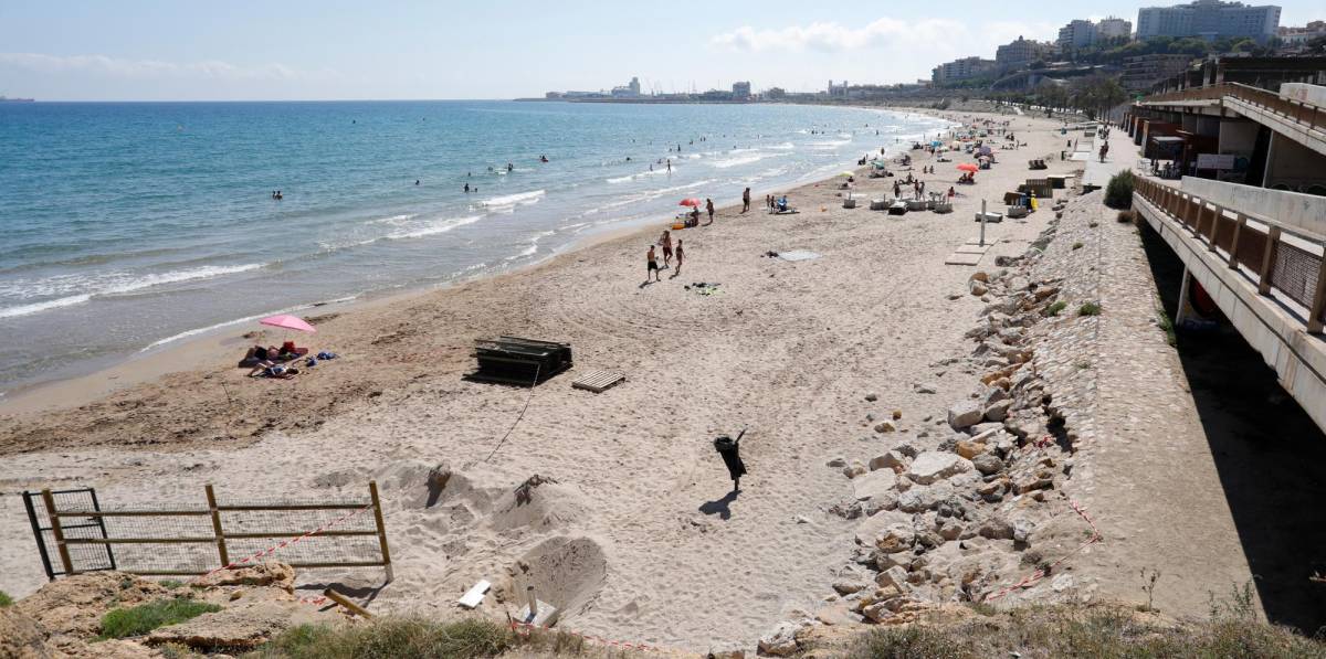 Condenado por sustraer una tarjeta de crédito en una playa de Tarragona y usarla