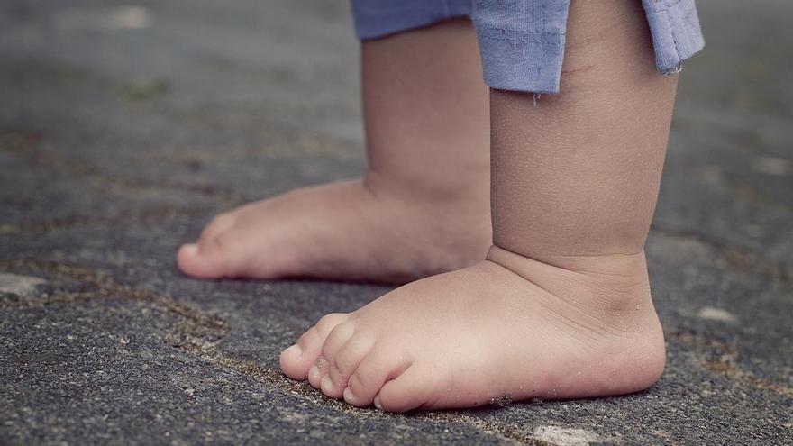 Localizado en Tudela un menor de dos años solo por la calle, semidesnudo y descalzo, con su madre ebria en un bar