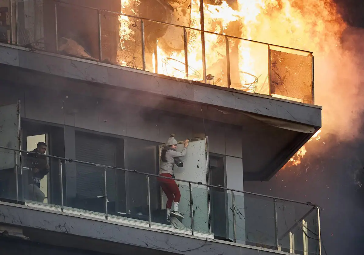 Milagroso rescate en Valencia: Dos personas atrapadas en un incendio logran ser salvadas en el último momento.