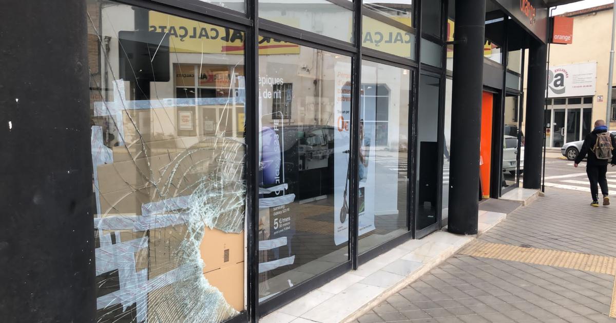 Revientan un escaparate en Balaguer para robar en una tienda