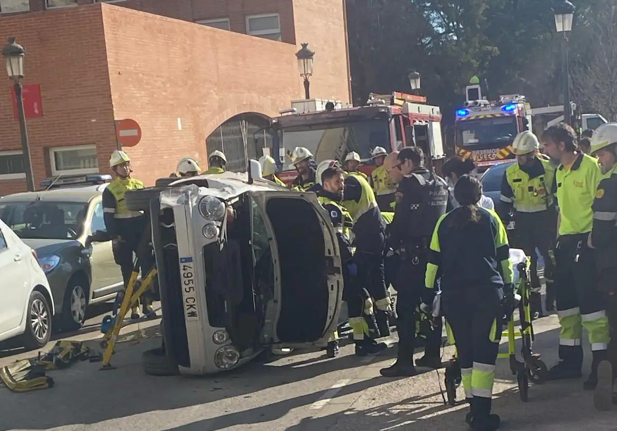 Mujer de 74 años resulta herida tras estrellarse contra dos vehículos en Valencia