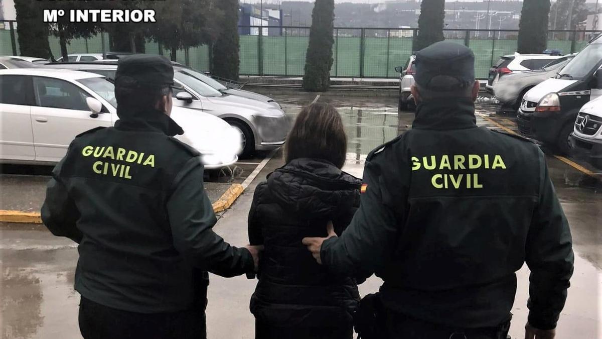 Mujer detenida en Cacabelos por estafar a sus empleadores domésticos y apropiarse de dinero de forma indebida