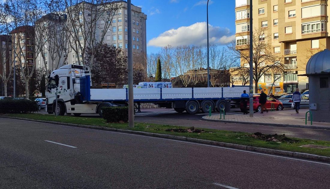 Tráfico condicionado por un camión atascado en una de las vías principales de Zamora