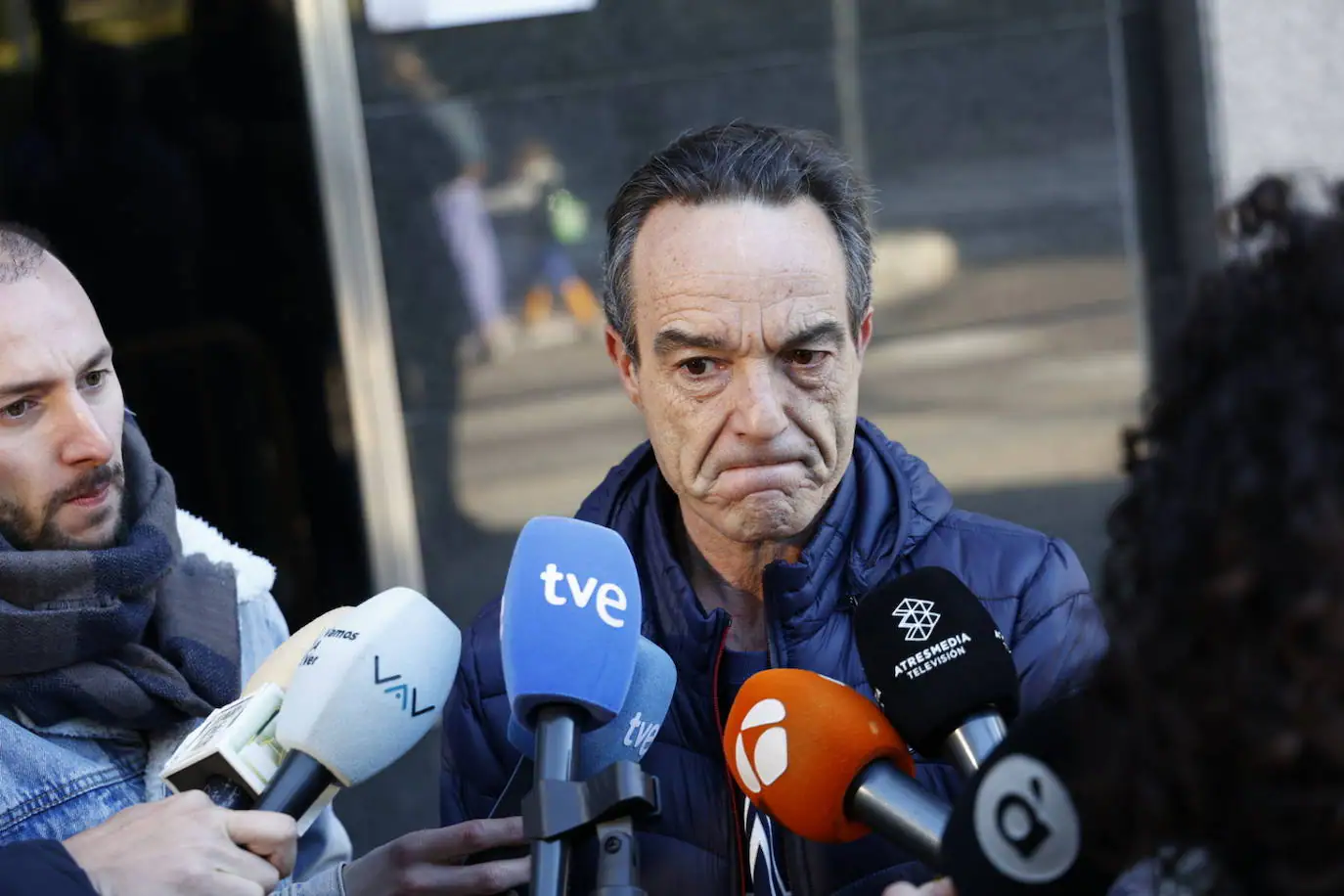 Vecinos afectados por el incendio: «Vinimos a Valencia escapando de los ataques de Rusia y ahora del fuego»