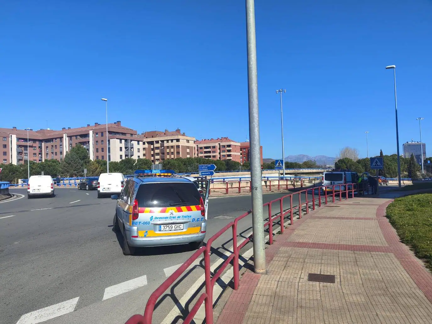 Trasladado al San Pedro un peatón atropellado en la rotonda de La Estrella