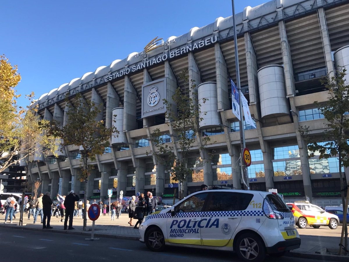 Pelea en el derbi Real Madrid vs Atlético: Detenido y expulsados diez aficionados en el estadio Santiago Bernabéu