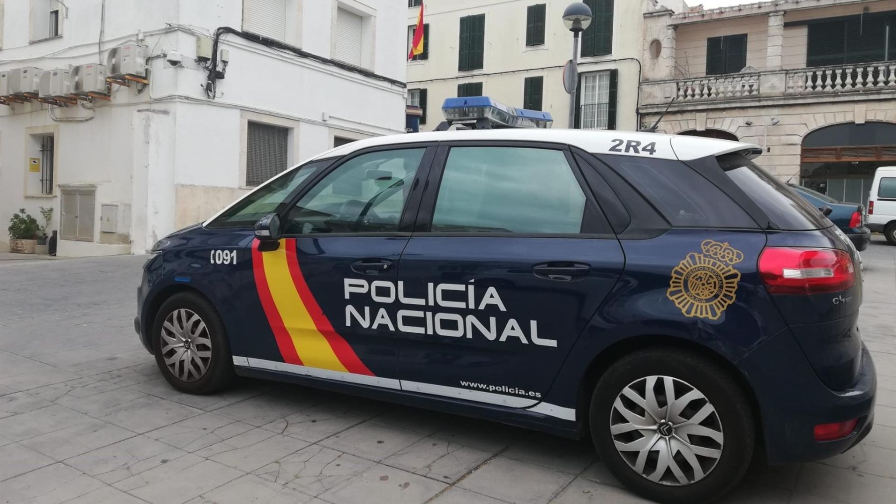Una muchedumbre increpa a la Policía en un bar de Mahón hasta hacerles retirarse por falta de refuerzos