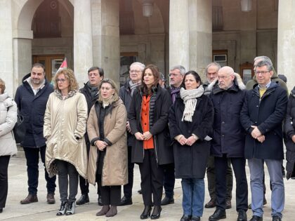 Plaza Nueva de Vitoria se une en un emotivo minuto de silencio en solidaridad con las víctimas del incendio en València