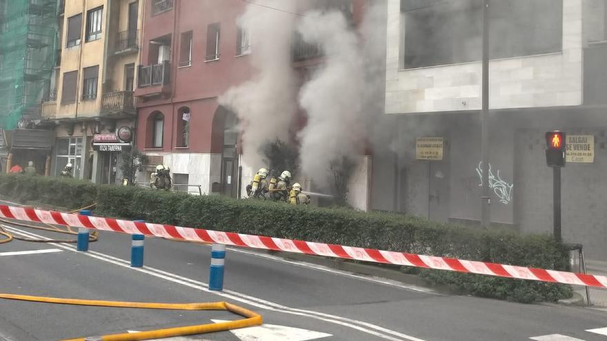 Preocupante incendio en local ocupado de Pasai Antxo obliga a desalojar viviendas colindantes