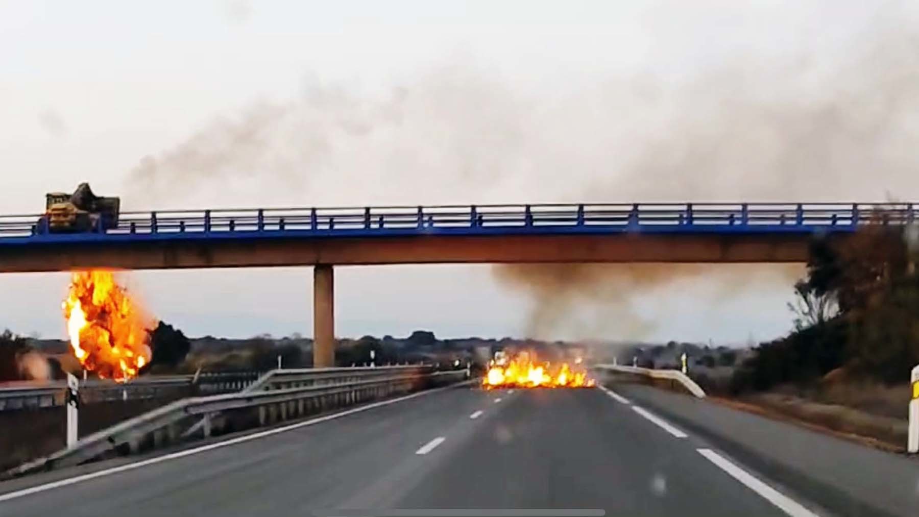 Protestas agrícolas colapsan autopista: agricultores navarros bloquean excavadora con bolas de fuego