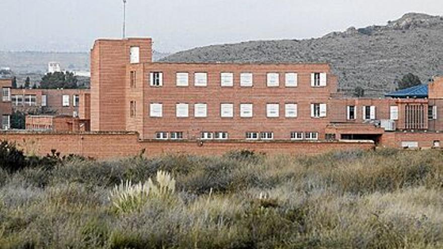 Dos internos y un funcionario atendidos por incendio provocado en la prisión de Alicante I