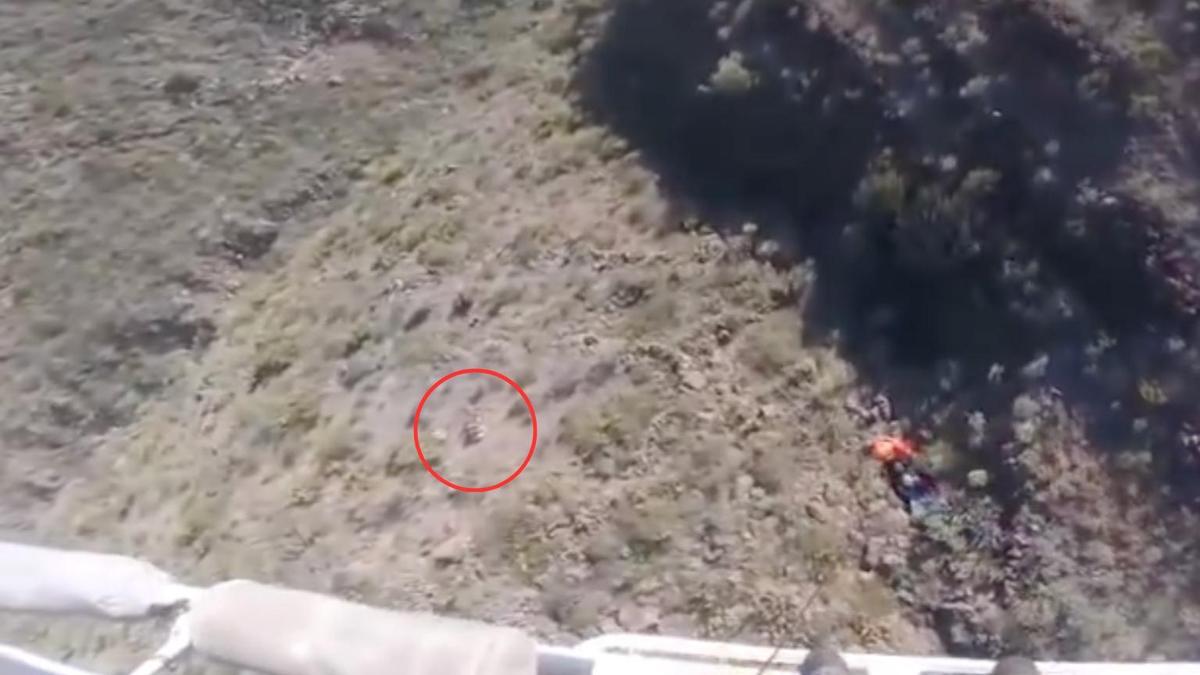 Momento del rescate del parapentista caído en Taucho, Adeje.