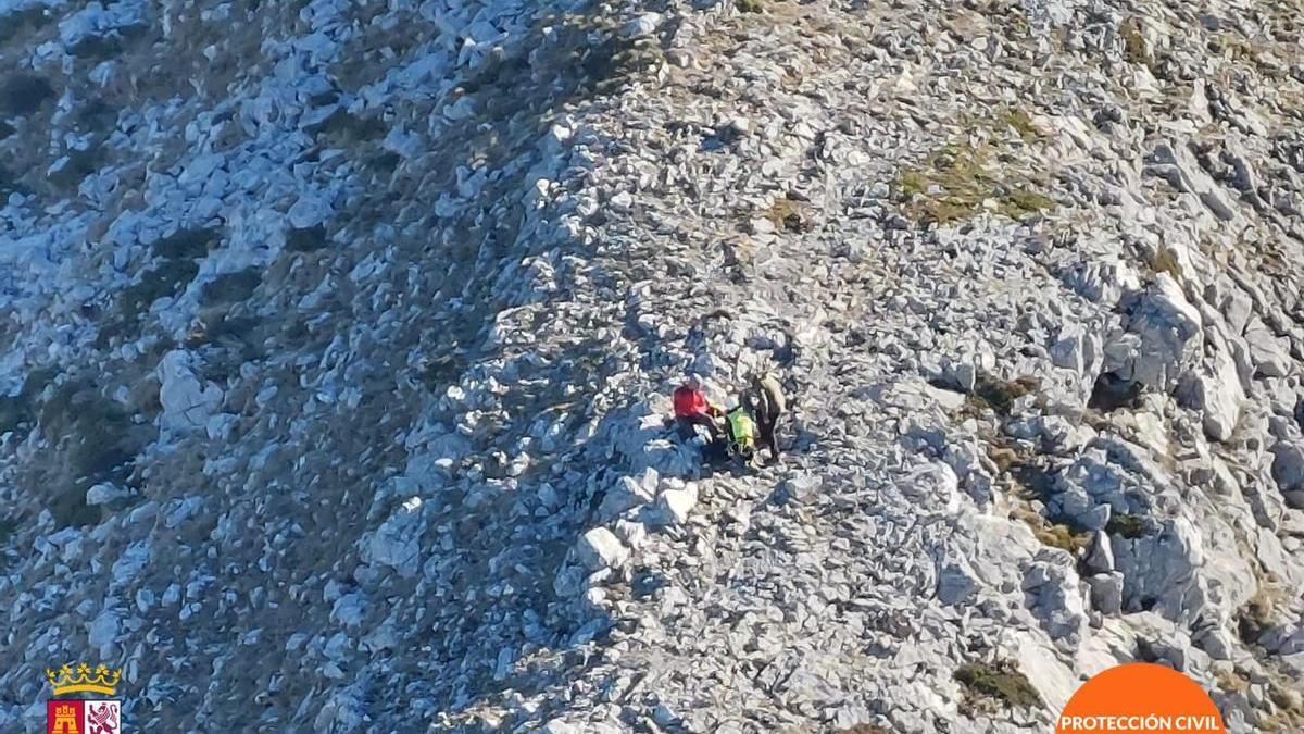 Rescate de un excursionista herido en el monte Susarón de Puebla de Lillo