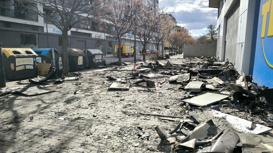 Retiran restos del incendio del edificio de Campanar en València con supervisión de bomberos municipales