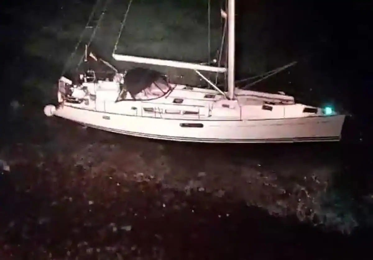 Salvamento Marítimo rescata a los cinco tripulantes de un velero varado al sur de Isla de Lobos