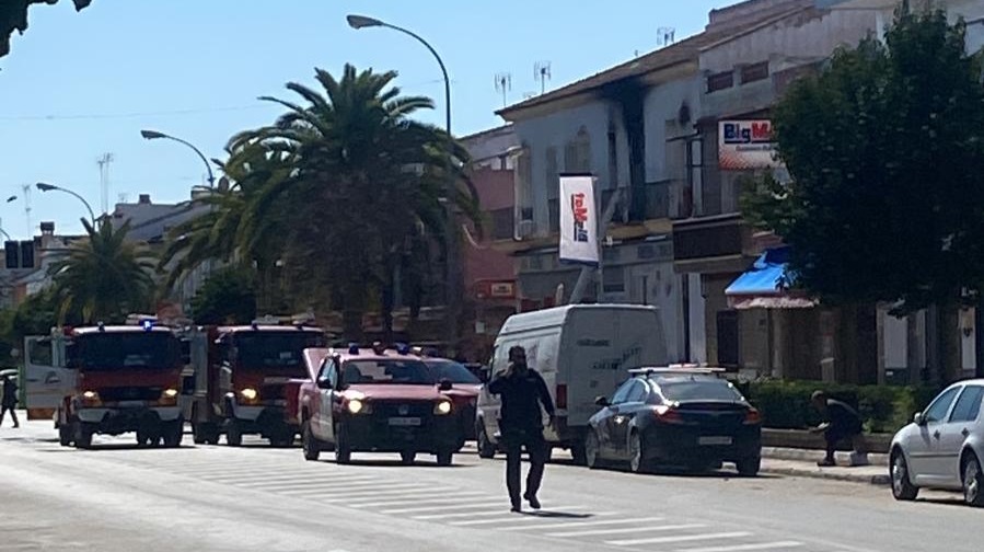 Sale ardiendo una vivienda en la Carretera del Rocío de Almonte