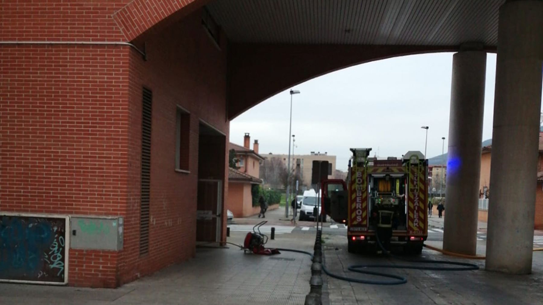Vecinos de Pamplona viven un infierno en el incendio de su casa: el rescate in extremis