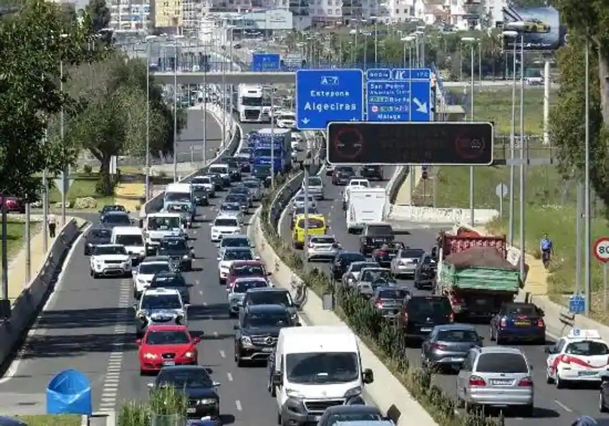 Retenciones de hasta trece kilómetros por un accidente de tráfico en Marbella