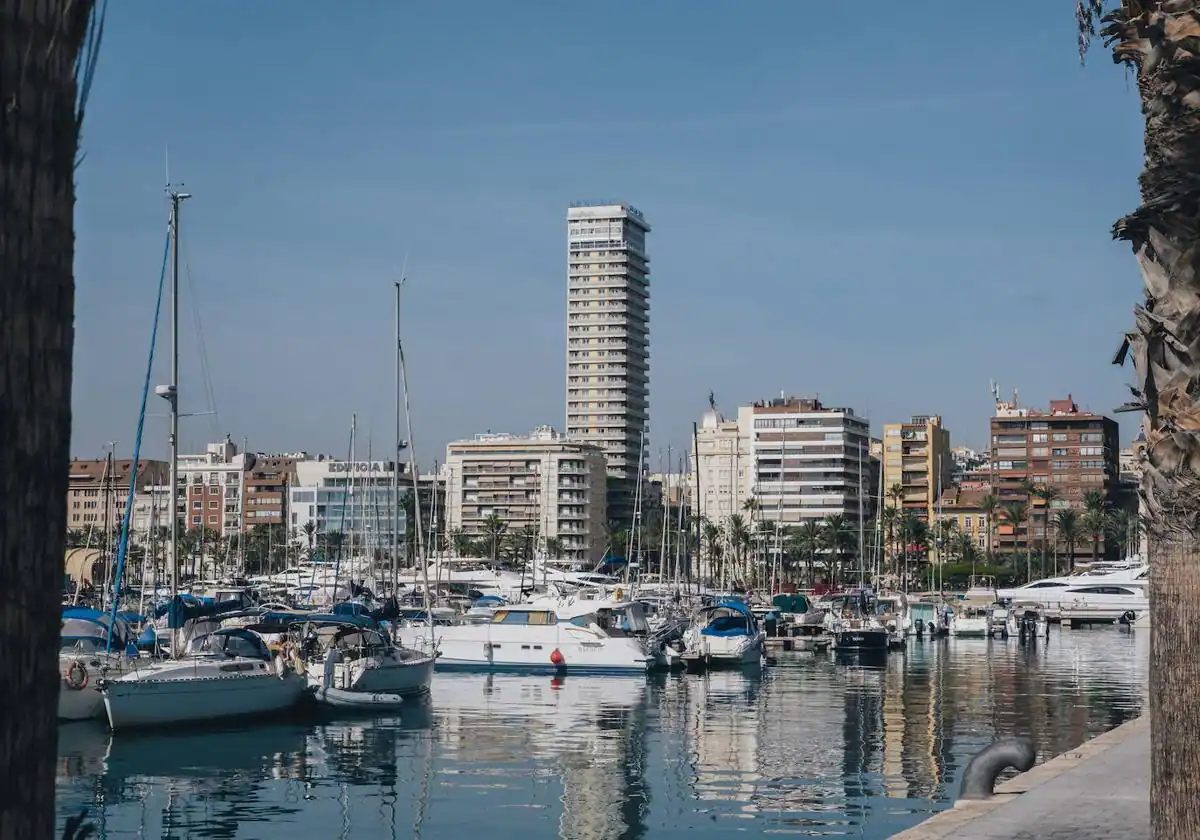 Aparece un cadáver flotando en el Puerto de Alicante